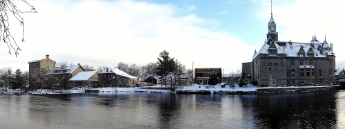 Mississippi River showing the Town Hall - photo taken Jan/2013